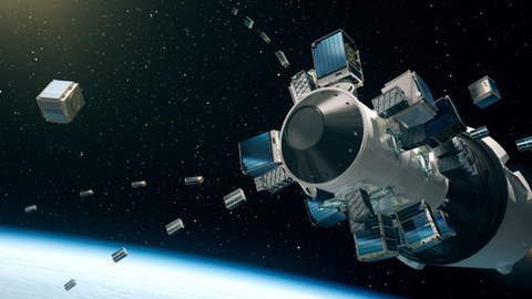 Eine Rakete fliegt durch den Weltraum, unten links ist der Rand der Erde zu sehen.
