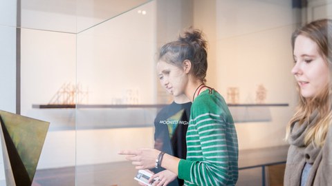 Drei junge Frauen am rechten Bildrand bzw. in der Mitte schauen sich Exponate im Albertinum an.