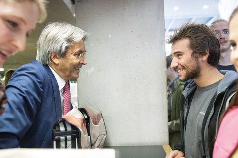 Prof. Müller Steinhagen (links) im Gespräch mit einem Studenten.