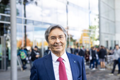 Porträtfoto Prof. Müller-Steinhagen vor dem Hörsaalzentrum