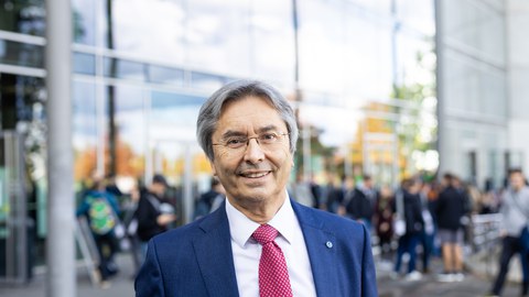 Porträtfoto Prof. Müller-Steinhagen vor dem Hörsaalzentrum