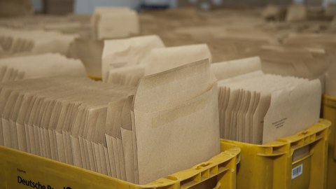 Bild mit Postkästen voller Briefe.