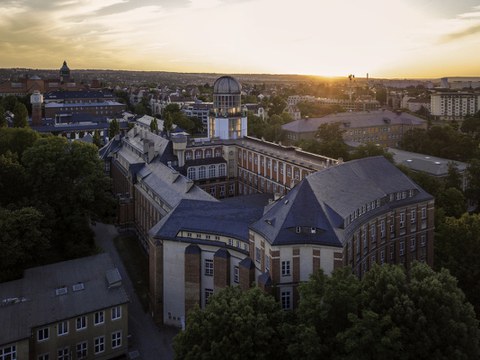 Luftbild vom Campus, im Vordergrund der Beyer-Bau