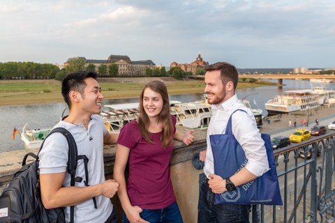 Studierende vor Dresden Kulisse