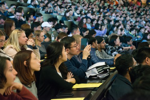Blick in einen voll besetzen Hörsaal mit Studenten aus verschiednenen Herkunftsländern