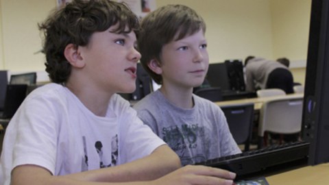 Kinder im Schülerrechenzentrum