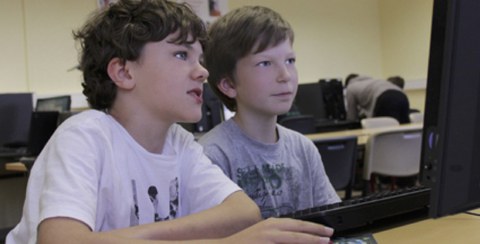 Kinder im Schülerrechenzentrum