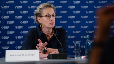 Die Rektorin spricht in der Pressekonferenz.