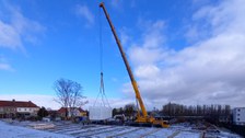 Die 15 mal 4 Meter großen Module wurden per Kran auf das Fundament gesetzt…