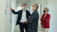 Die Rektorin und der Kanzler der TU Dresden, Prof. Dr. Ursula M. Staudinger und Dr. Andreas Handschuh, im Gespräch mit dem Architekten Stephan Schultze.