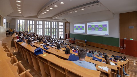 Auditorium with young pupils and students, each of them got a TUD-Bag