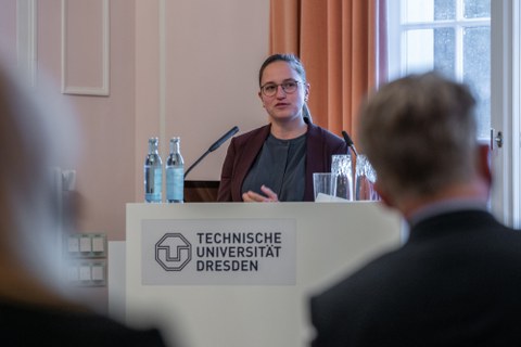 Eine Frau spricht an einem Rednerpult.
