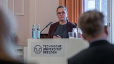 Eine Frau spricht an einem Rednerpult.