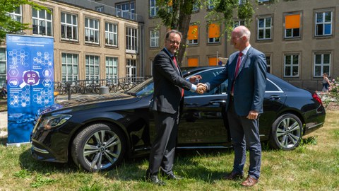 Übergabe der neuen S-Klasse von der Daimler AG an den Lehrstuhl Fahrzeugmechatronik