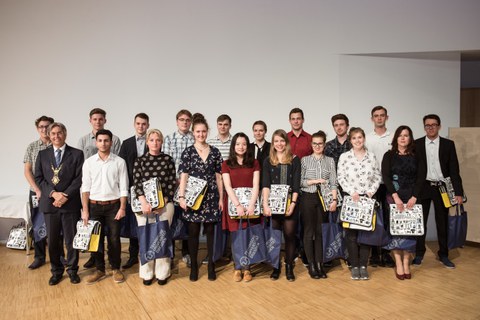 Erstsemester aller Fakultäten mit dem Rektor