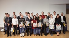 Erstsemester aller Fakultäten mit dem Rektor