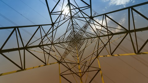 Strommast von unten