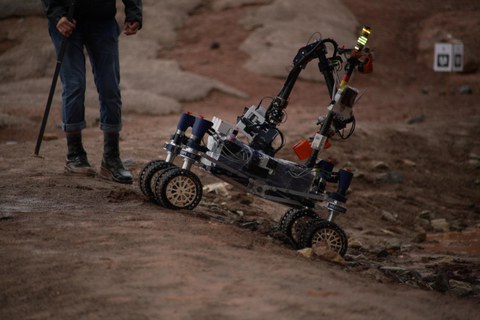 Mars Rover im Gelände.
