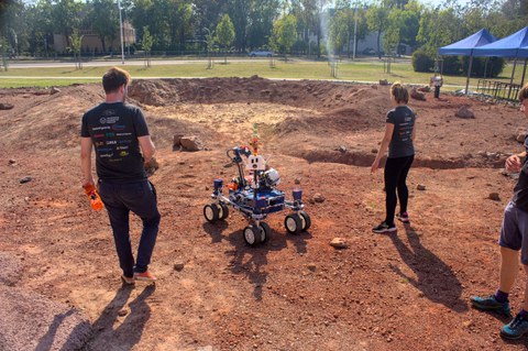 Mars-Rover auf der Marsoberfläche nachempfundenen Gelände.