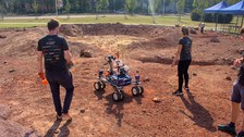 Mars-Rover auf der Marsoberfläche nachempfundenen Gelände.