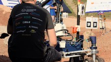 Eine Person arbeitet am Mars-Rover.