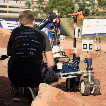 Eine Person arbeitet am Mars-Rover.