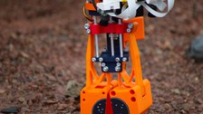 Orangefarbene Greifzange am Marsrover.