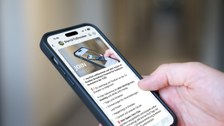 Auf dem Foto ist vor einem verschwommenem Hintergrund ein Smartphone in einer Hand zu sehen. Auf dem Smarphone sieht man den WhatsApp Broadcastchannel mit Bild und Willkommens-Text. Ins Auge fällt der Schriftszug "Join the club!"