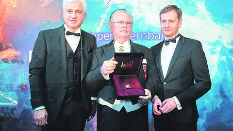 Jürgen Preiss-Daimler (M.) mit Laudator Michael Kretschmer, Sächsischer Ministerpräsident (r.), und Opernball-Chef Hans-Joachim Frey.