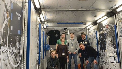 Mitglieder von STAR im Dummy des Columbus-Moduls der Internationalen Raumstation: Lucas Nöller, Elisabeth Berka, Nils Hensch, Frank Windeck, Julius Karlapp und Jakob Lindenthal (v.l.n.r.).