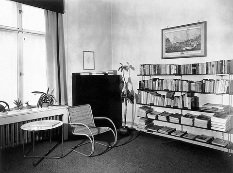 Piet Mondrian entwarf im Auftrag der Dresdner Kunstsammlerin Ida Bienert für ihre Villa in der Würzburger Straße 46 die farbige Gestaltung des Damenzimmers. Die Entwürfe wurden nicht realisiert, Original-Zeichnungen sind in der Ausstellung zu sehen.
