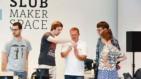Der Makerspace der SLUB in der Bereichsbibliothek DrePunct ist ein offener Kreativraum für Menschen, die ihre Ideen und Do-It- Yourself-Projekte realisieren möchten, neue Techniken ausprobieren, Erfahrungen austauschen und Mitstreiter finden wollen.