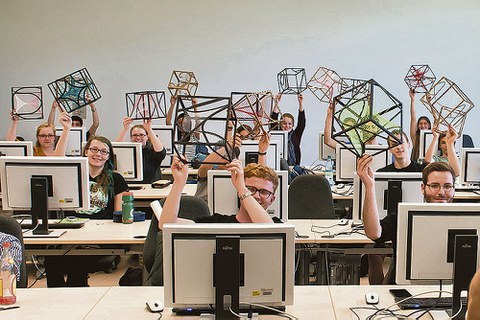 Die Sammlung mathematischer Modelle – Mathematikstudenten zeigen im Foto einige davon – gehört zu den Vorhaben, die sich bereits im vergangenen Jahr für die Förderung durch die GFF qualifiziert haben.