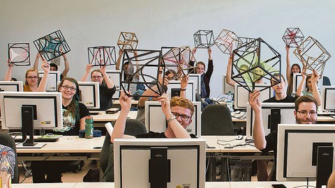 Die Sammlung mathematischer Modelle – Mathematikstudenten zeigen im Foto einige davon – gehört zu den Vorhaben, die sich bereits im vergangenen Jahr für die Förderung durch die GFF qualifiziert haben.