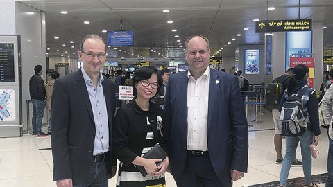 Dr. Robert Franke, Thảo Nguyễn Thị Thu und OB Dirk Hilbert (v.l.n.r.).