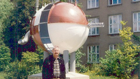 Prof. Jürgen Schieferdecker vor seinem Werk »Ulbricht’sche Kugel/Die Heimkehr des Elefanten Celebes (für Max Ernst)« am Willers-Bau, 1984.