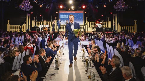 Die traditionelle Gala der Hochschulmedizin Dresden bot den Rahmen für die zu Herzen gehende Spendenaktion. Auf dem »Laufsteg« ist hier Martin Kramer zu sehen, dem für sein außerordentliches Engagement weit über das Studium hinaus besonders gedankt wurde.