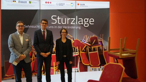 Dr. Joachim Bonte, SLUB-Generaldirektor, Dr. Thomas Arnold, Direktor der Katholischen Akademie des Bistums Dresden-Meißen und Dr. Julia Enxing (v.l.n.r.) vor der Kunstinstallation »Sturzlage « in der SLUB.