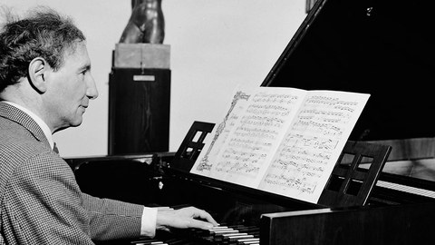Richard Engländer an seinem Lieblingsinstrument, dem Cembalo (1949).