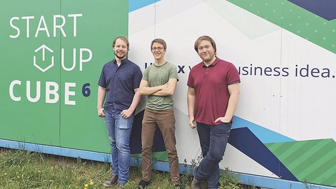 Vor dem Start-up-Cube (v.l.n.r.): Tim Schmittman, Sebastian Riechert und Markus Badstübner.