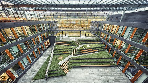 Biologie-Bau, überdachter Innenhof von oben.