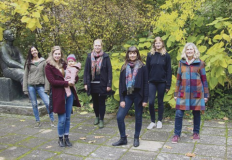 Das engagierte Team des FrauenUmweltNetzwerks – kurz FUN, bestehend aus sechs Frauen, stehend vor einem grünen Busch.