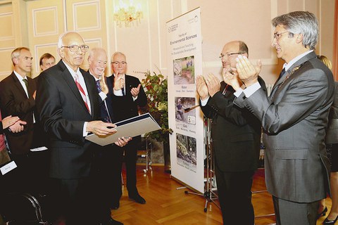 Überreichung der Ehrendoktorurkunde an Prof. Rattan Lal durch den damaligen Rektor Hans Müller-Steinhagen..