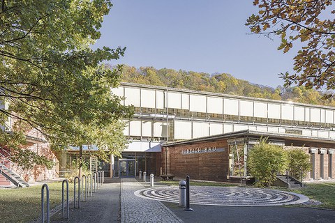 Außenansicht des Eingangsbereiches Judeich-Bau an der Pienner Straße 19 in Tharandt.
