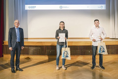 Stipendiatin Henrike von der Gönna und Stipendiat Andrej Chaplygin mit dem Prorektor Bildung, Prof. Gerald Gerlach.