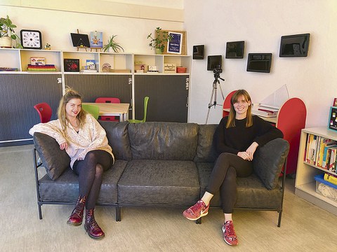 Anne Sophie Neubert (l.) und Anja Weitzmann, zwei von vier SHK, die in der geschäftsstelle des TUD-Zentrums für Lehrerbildung, Schul- und Berufsbildungsforschung arbeiten.