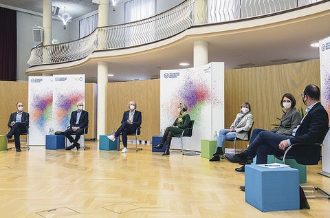 Während der digitalen Veranstaltung: Die TUD-Rektorin Prof. Ursula M. Staudinger (M.), umrahmt von Prof. Stephan Grill (Sprecher Exzellenzcluster PoL), Prof. Matthias Vojta (Sprecher Exzellenzcluster ct.qmat), Prof. Frank Fitzek (Sprecher Exzellenzcluster CeTi), Prof. Angela Rösen-Wolff (Prorektorin Forschung), Prof. Roswitha Böhm (Prorektorin Universitätskultur), Prof. Lars Bernard (Chief Officer Digitalisierung und Informationsmanagement, v.l.n.r.).