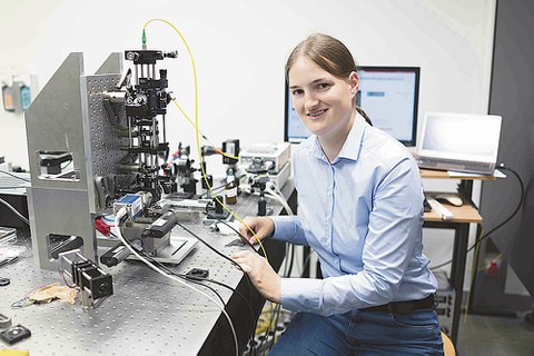 Dr. Katrin Philipp sitzend an Labortisch.