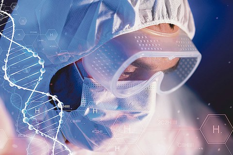 Mensch mit Schutzbrille, -haube und -maske, darüber DNA-Strang und chemische Formeln.