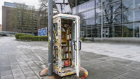 Die Bücherzelle vor dem Hörsaalzentrum mit geöffneter Tür.
